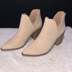 FISACE Women’s  Pointed toe Stacked Mid Heel Ankle Boots V Cut Back Zipper NWOT